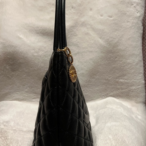 Chanel black caviar medallion tote bag in gold hardware - Picture 3 of 4